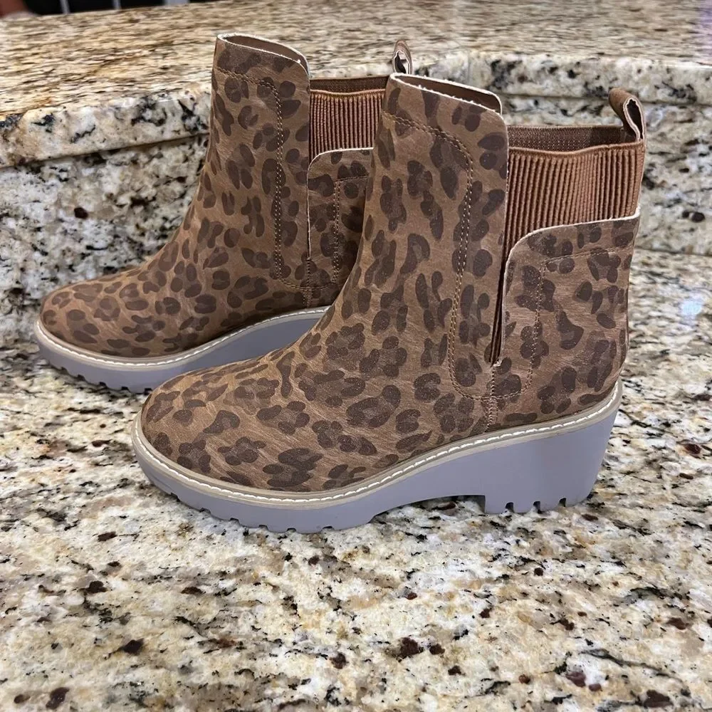 Hey girl by Corey’s leopard  wedge boots size 7